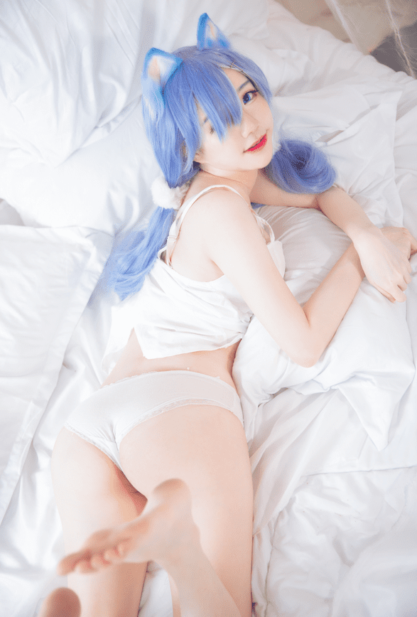 Sally Dorasnow–NO.22 Rem White Kitty