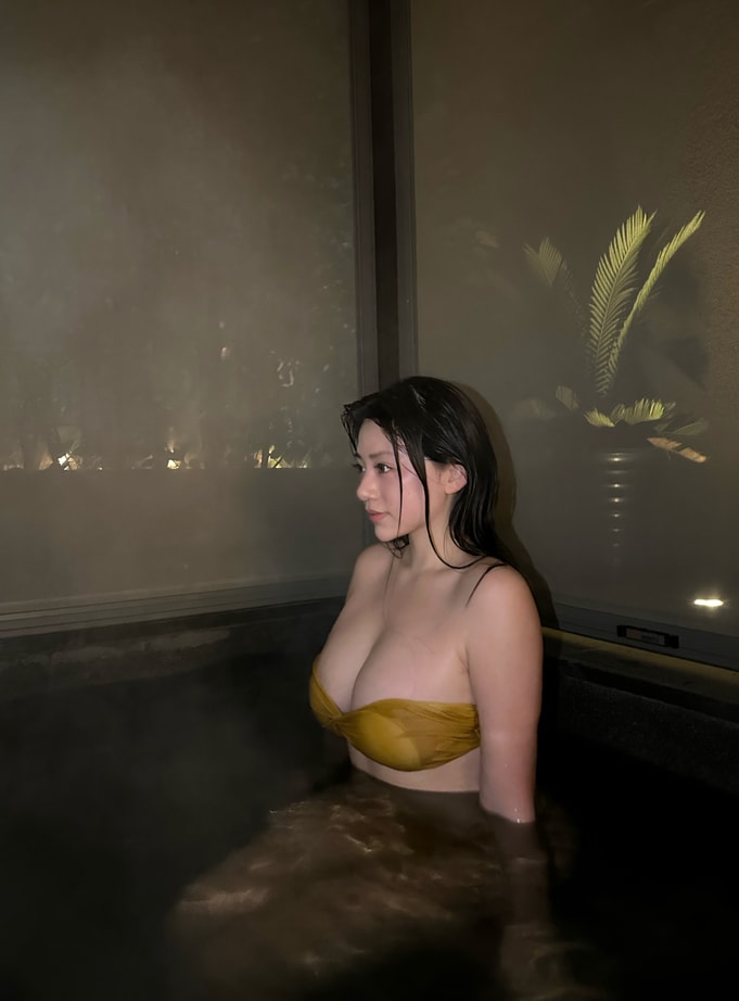 【微密圈】奶宝妹纸-夜晚的泳池
