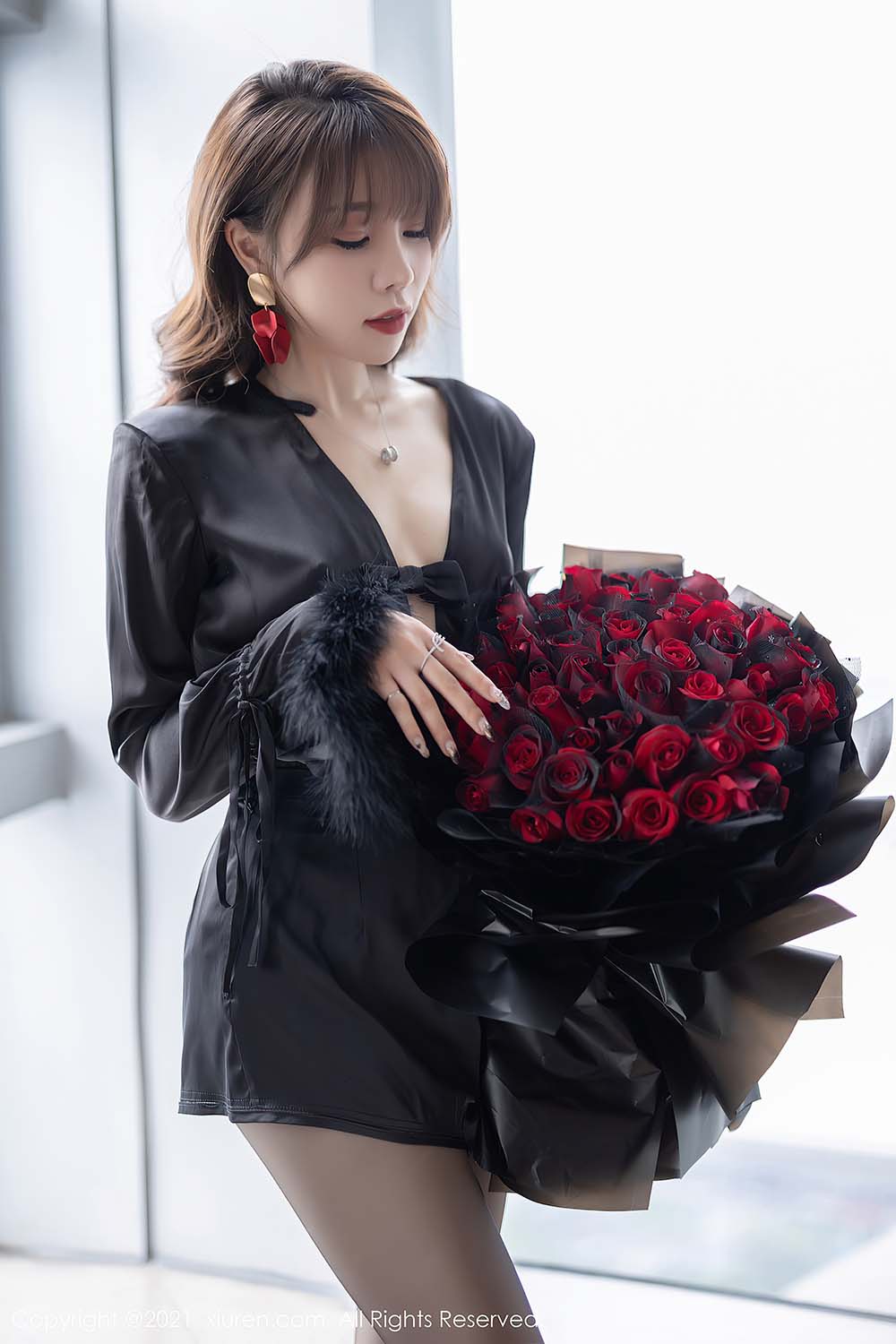 [Xiuren秀人网] NO.4205 魅惑多姿的黑色服饰 芝芝Booty预览图 2
