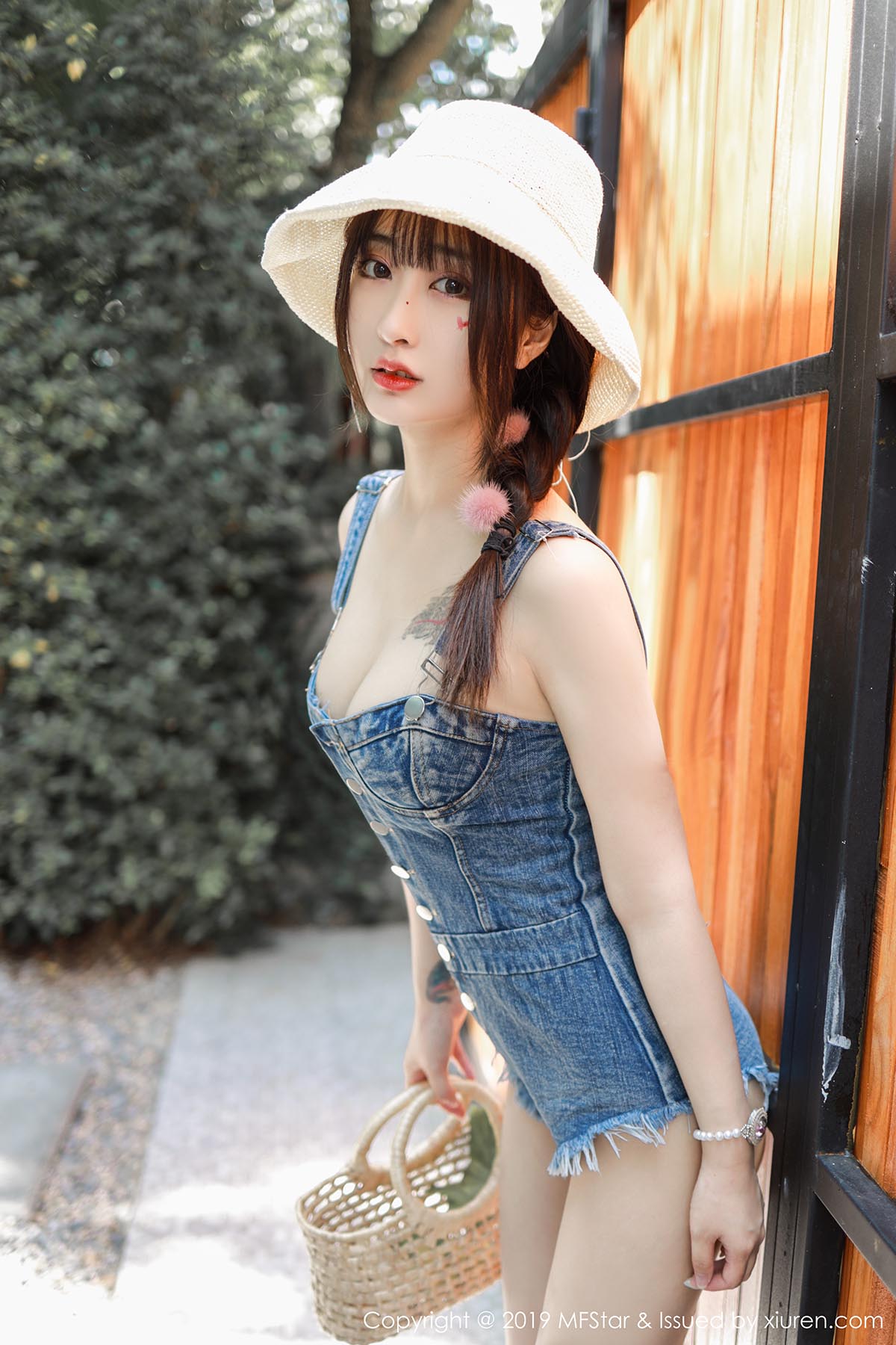 [MFStar模范学院]MF20191111VOL0228 VOL.228 牛仔内衣下一双欣长秀美的玉足 Betty林子欣预览图 3