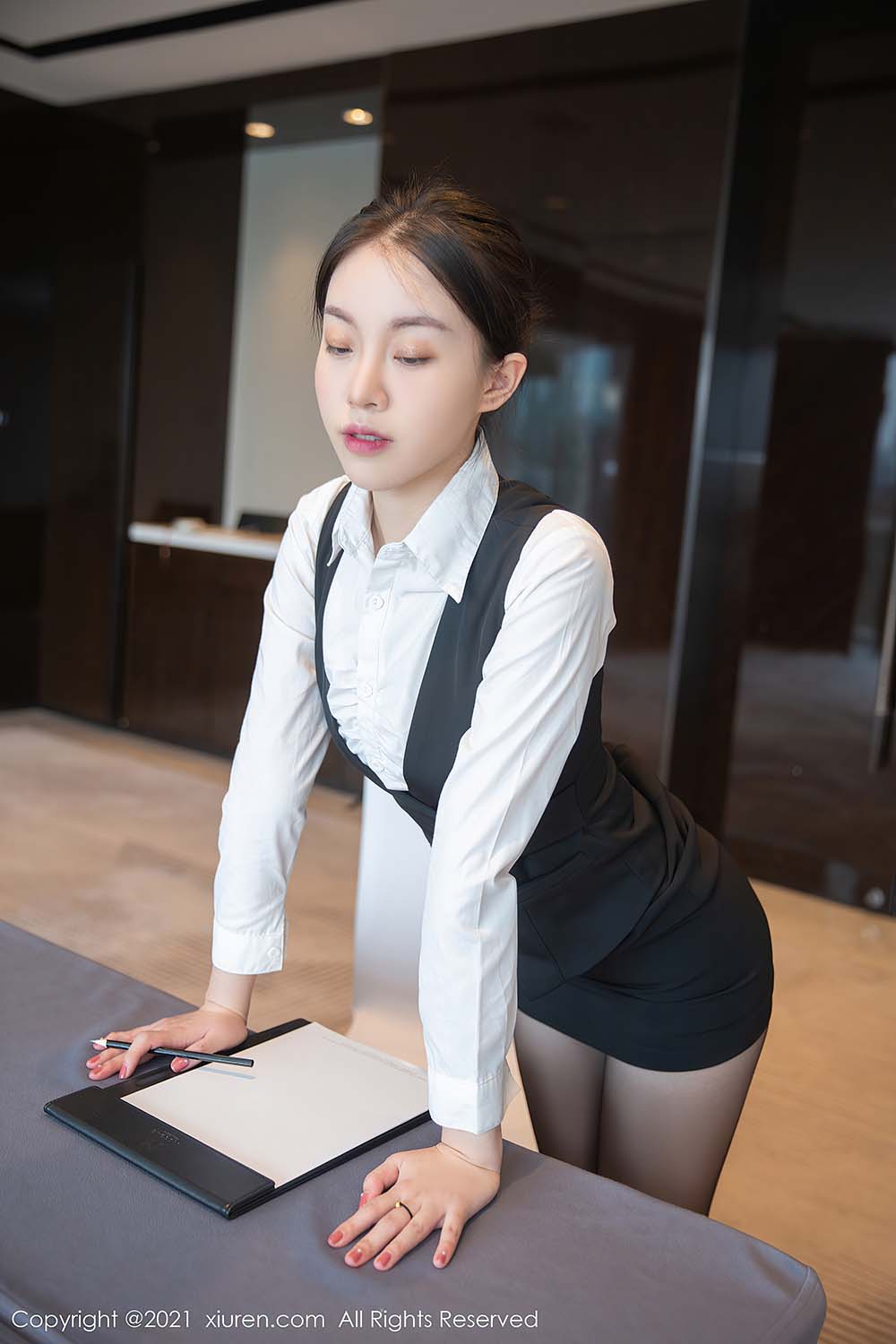 [Xiuren秀人网] NO.4083 典雅制服ol与魅惑内衣 一颗甜蛋黄a预览图 2