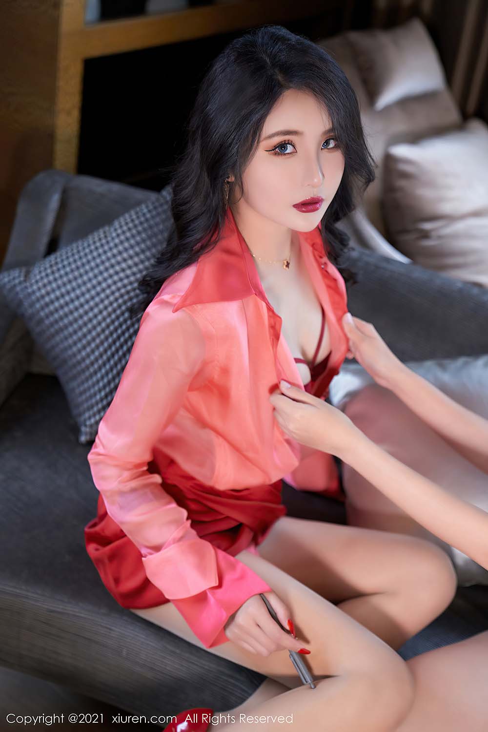 [Xiuren秀人网] NO.3915 Emily尹菲预览图 2