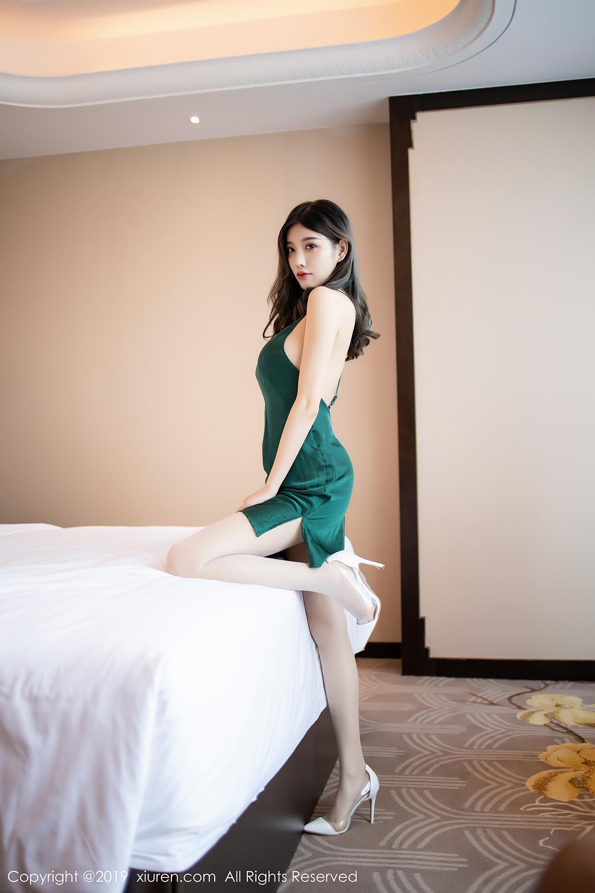 [Xiuren秀人网]XR20190723N01567 NO.1567 绿色吊裙与丝袜的相搭配 杨晨晨sugar预览图 2