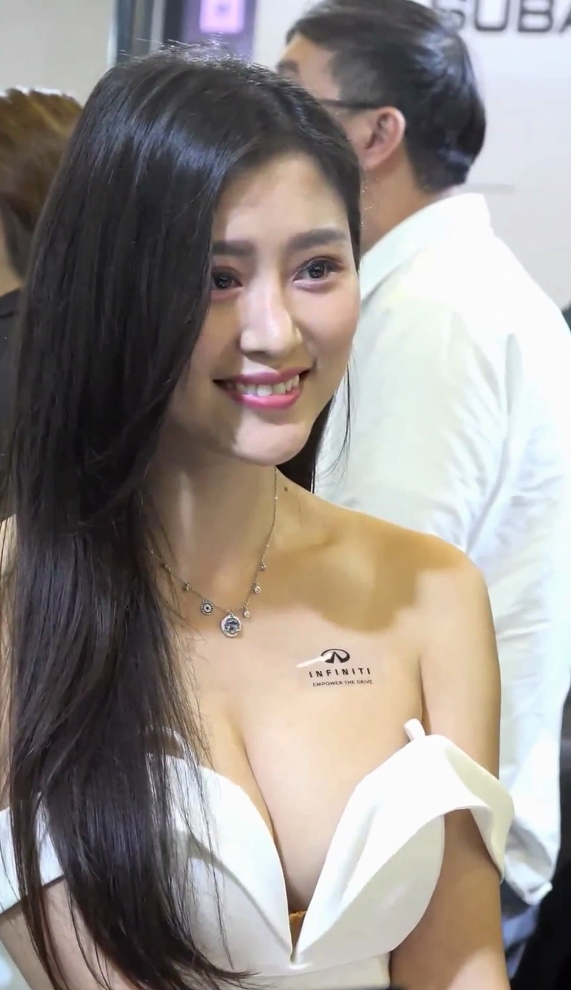 性感美女车模近距离饭拍