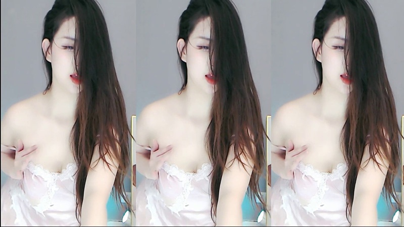 虎牙苏樱性感女神低胸半透视诱惑热舞预览图 3