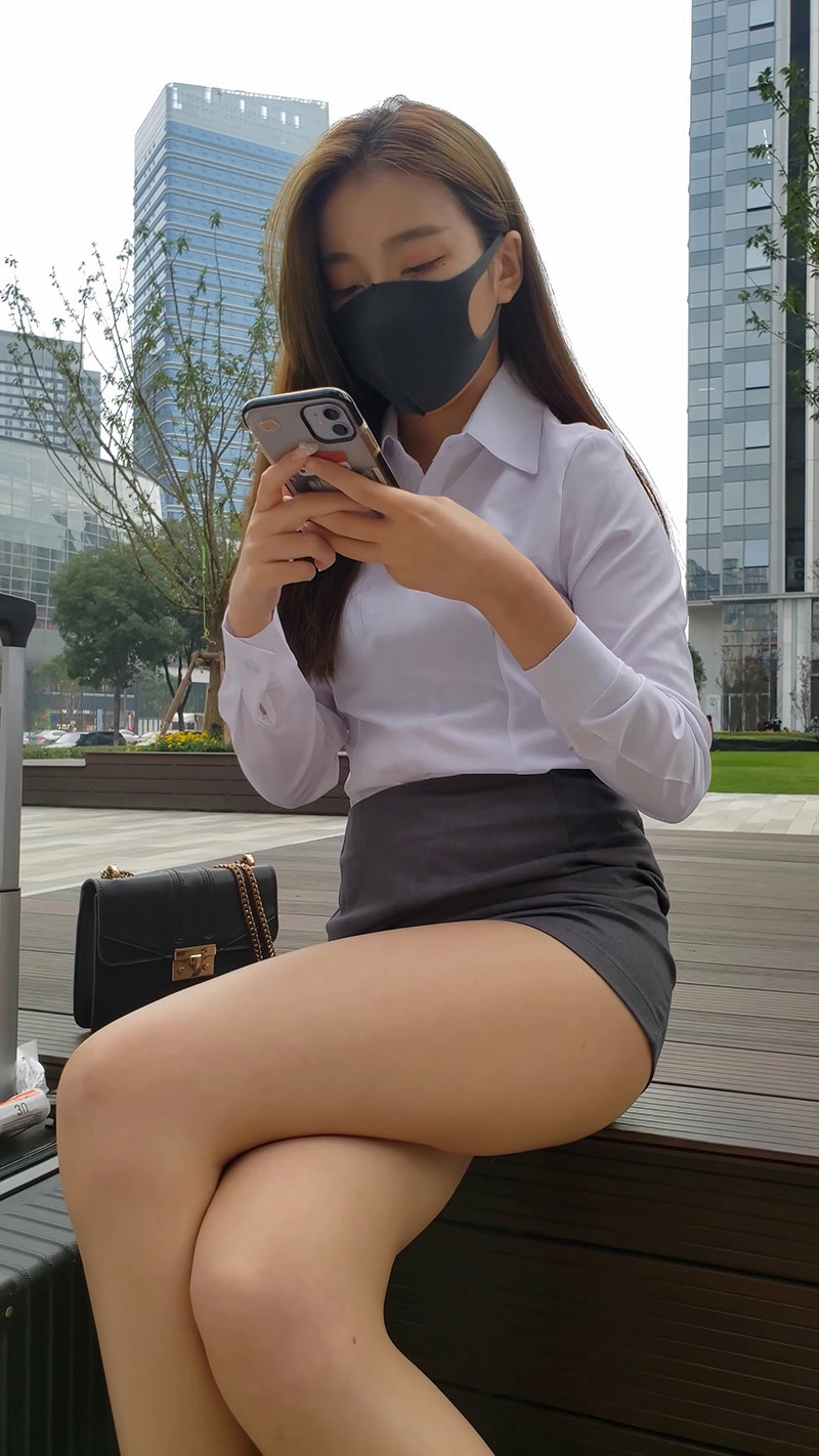 [4k]街拍包臀裙丝袜高跟美女预览图 2