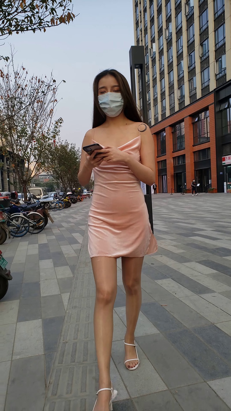 [4k]街拍高跟吊带包臀短裙丁字裤长腿美女预览图 3