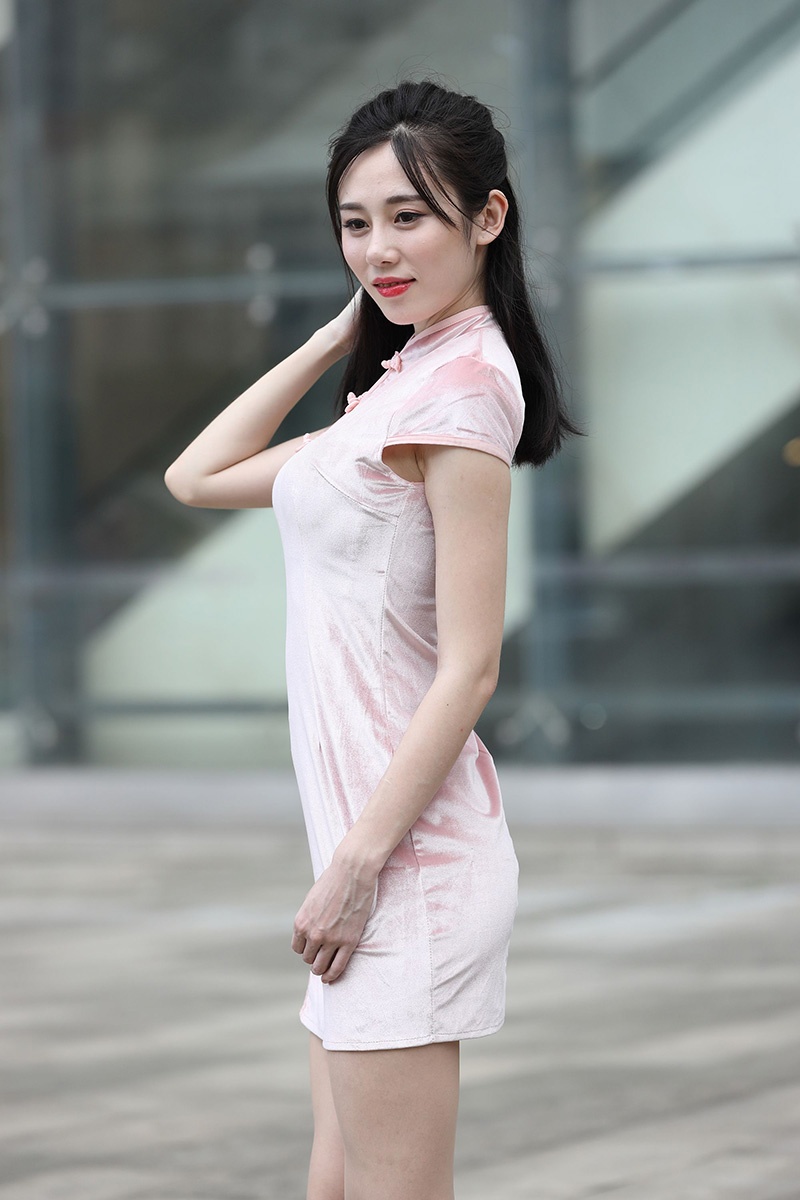 F142.极品粉色旗袍肉丝美腿美眉图片视频