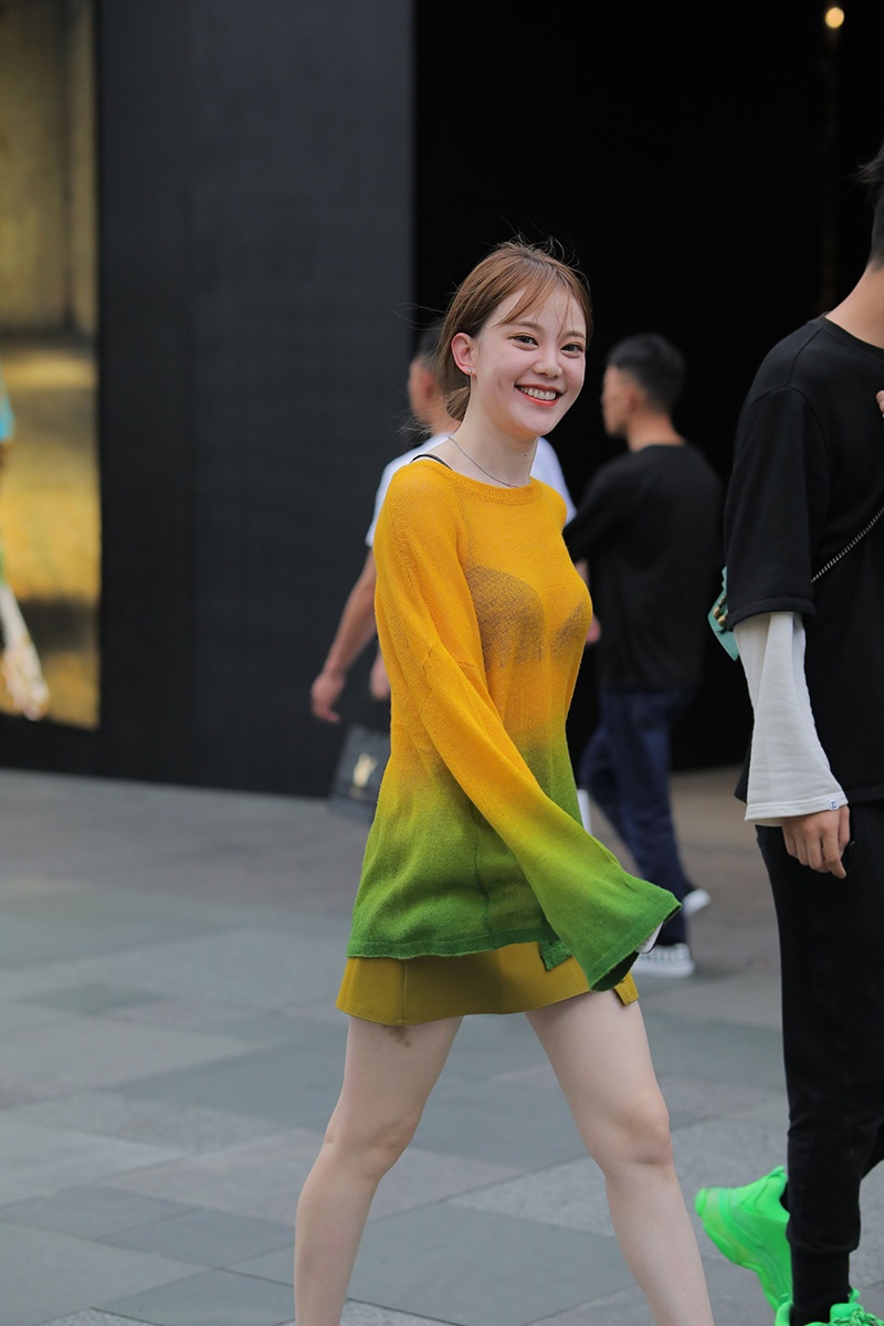 V6.淡黄时尚小姐姐图片