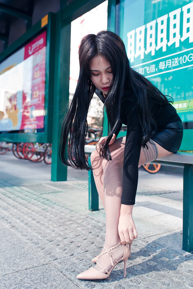 66.皮短裙高跟美女图片视频预览图 2
