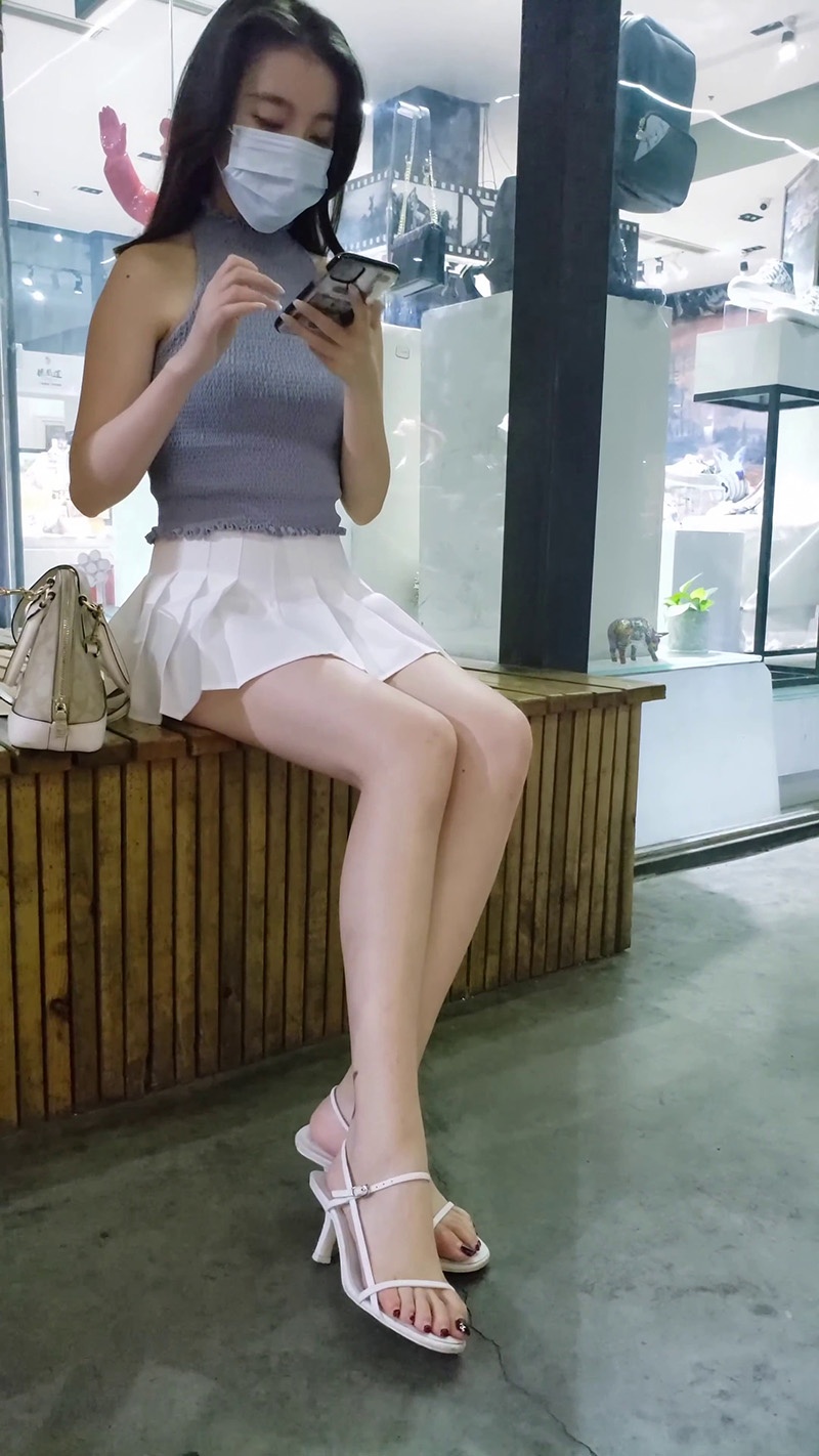 [4K]街拍迷人的高跟凉鞋百褶裙女孩预览图 2