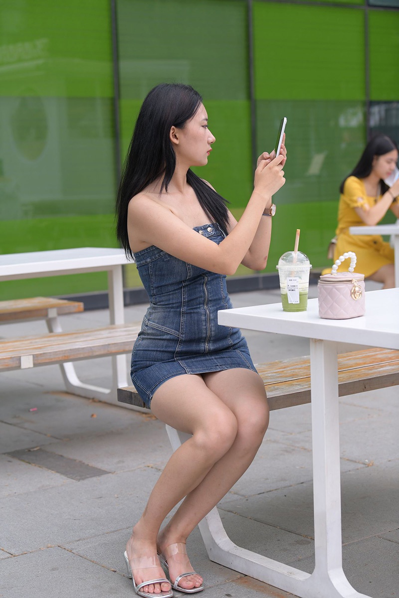 830.牛仔裙美女图片视频预览图 3