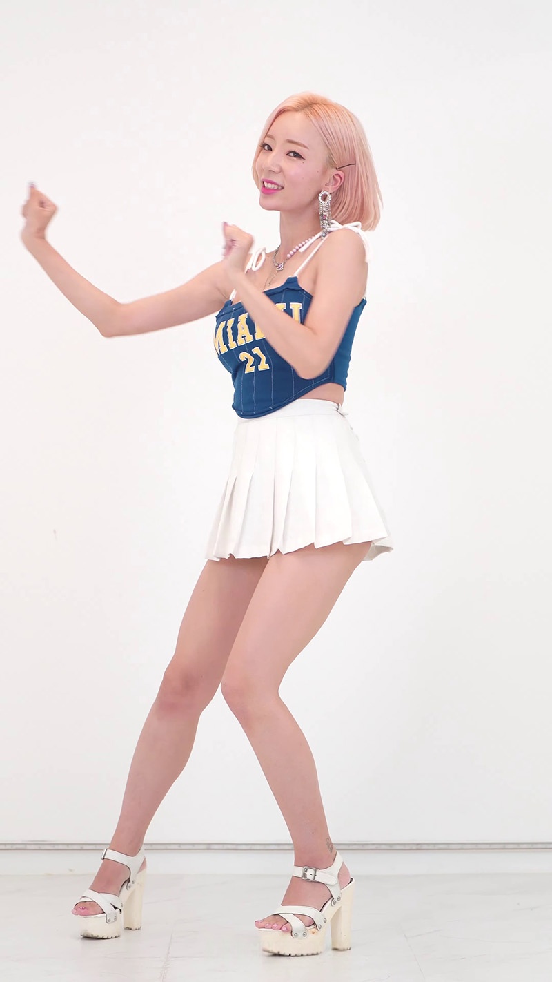 ROSEQUEEN JINI翻唱After LIKE(IVE)练习室舞蹈预览图 3