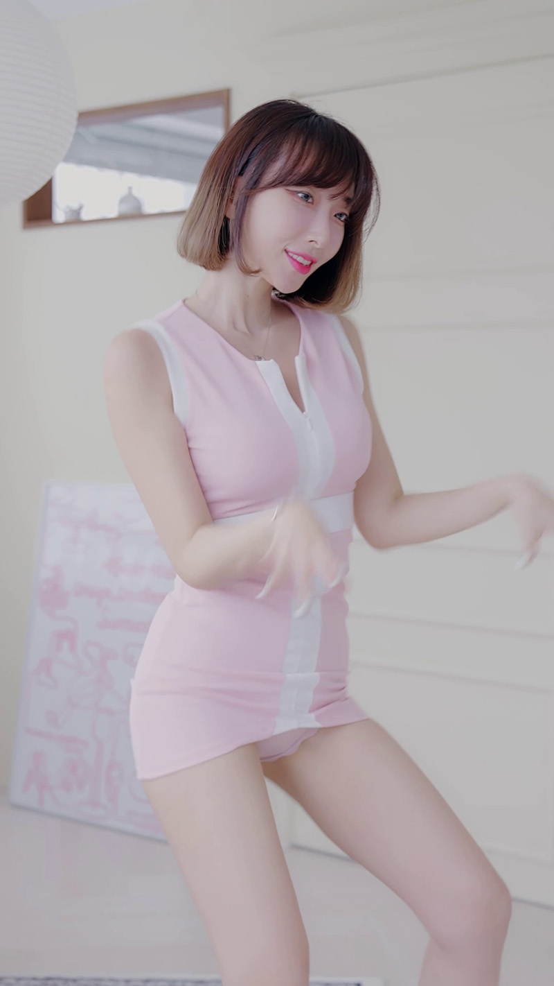 Lookbook模特李那贤Lee Dayeon粉色连衣裙热舞预览图 2