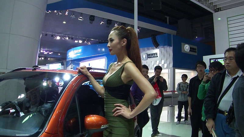 车展低胸绿色连衣裙车模秀身材预览图 4