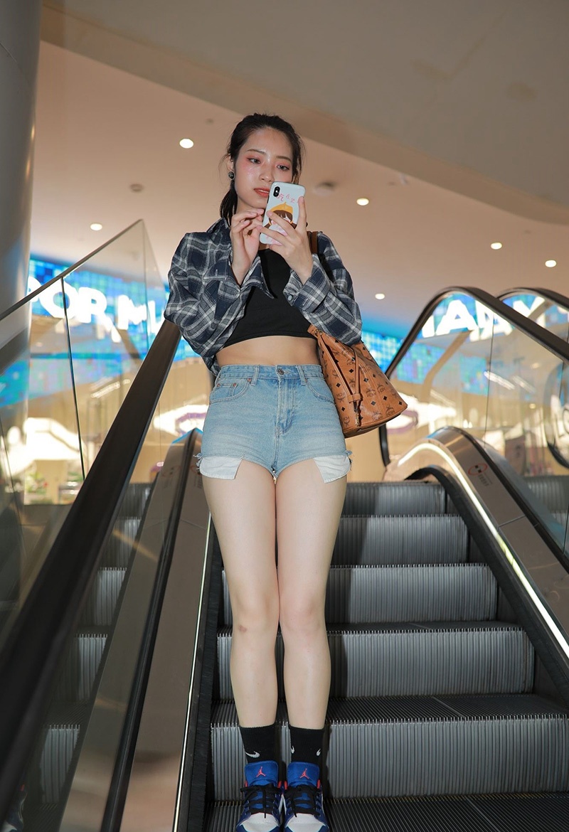 719.爱笑的热裤女孩图片视频