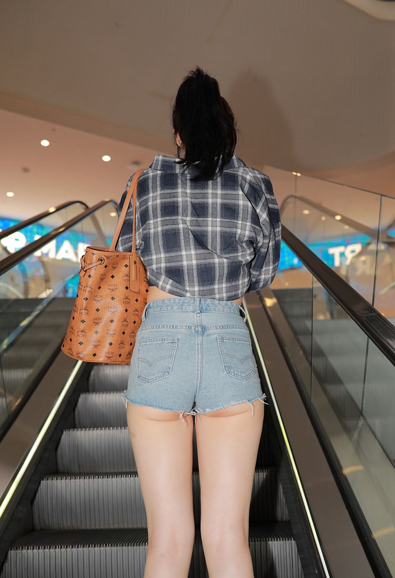 719.爱笑的热裤女孩图片视频预览图 3