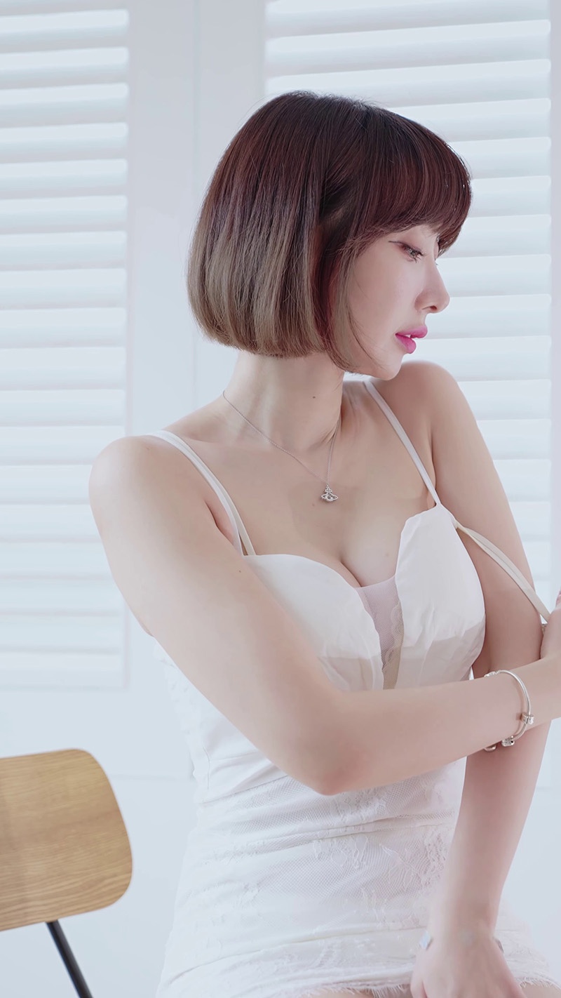 lookbook竖版拍摄白色内衣装室内拍摄预览图 2