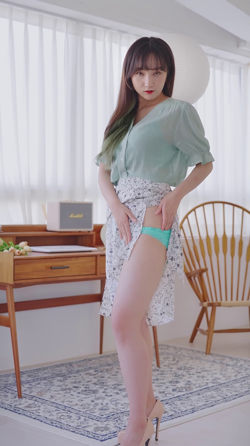 Lookbook时装秀竖版拍摄日系no bra预览图 2