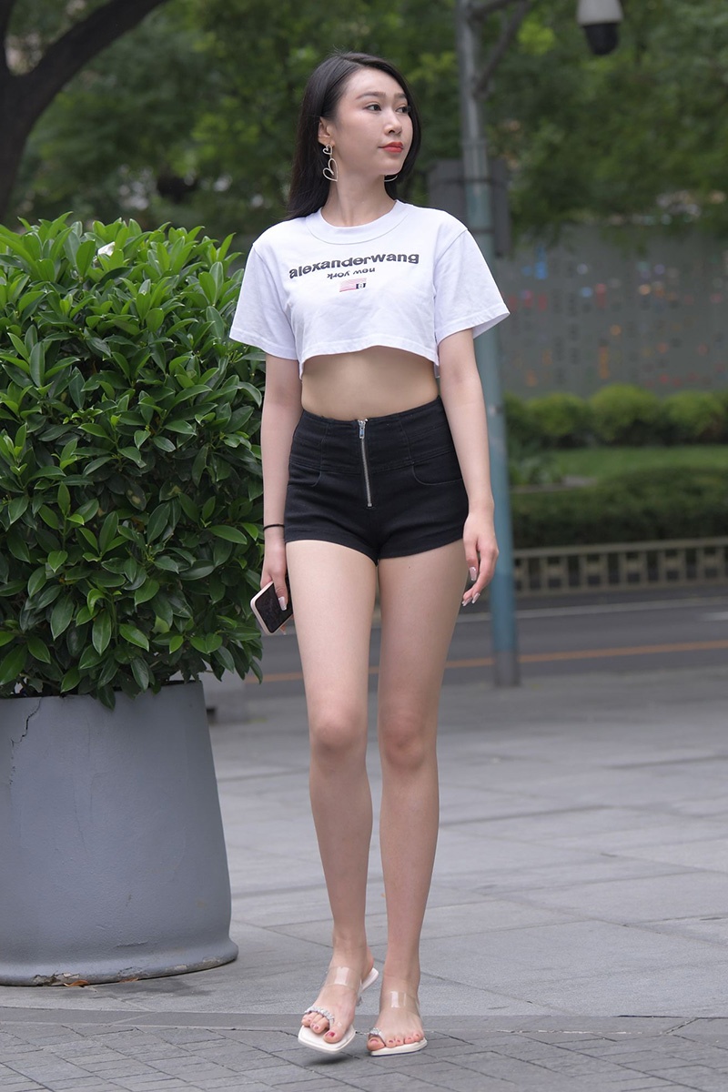 775.黑色热裤美腿美女图片视频预览图 2