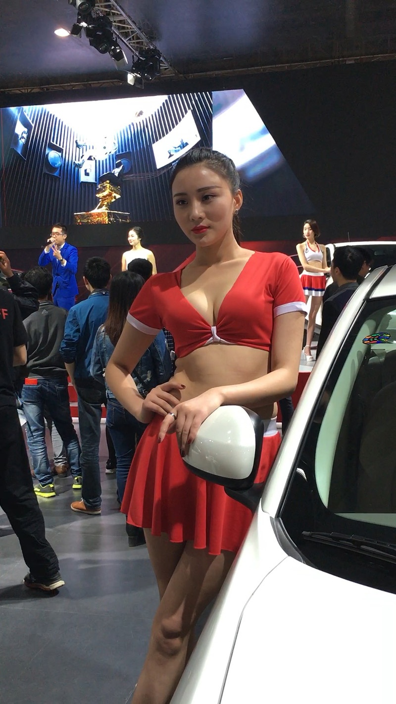 车展漂亮性感红色短裙小姐姐