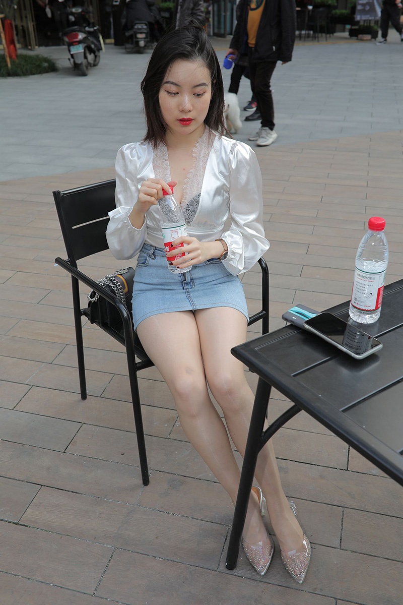 814.牛仔短裙肉丝美眉图片视频