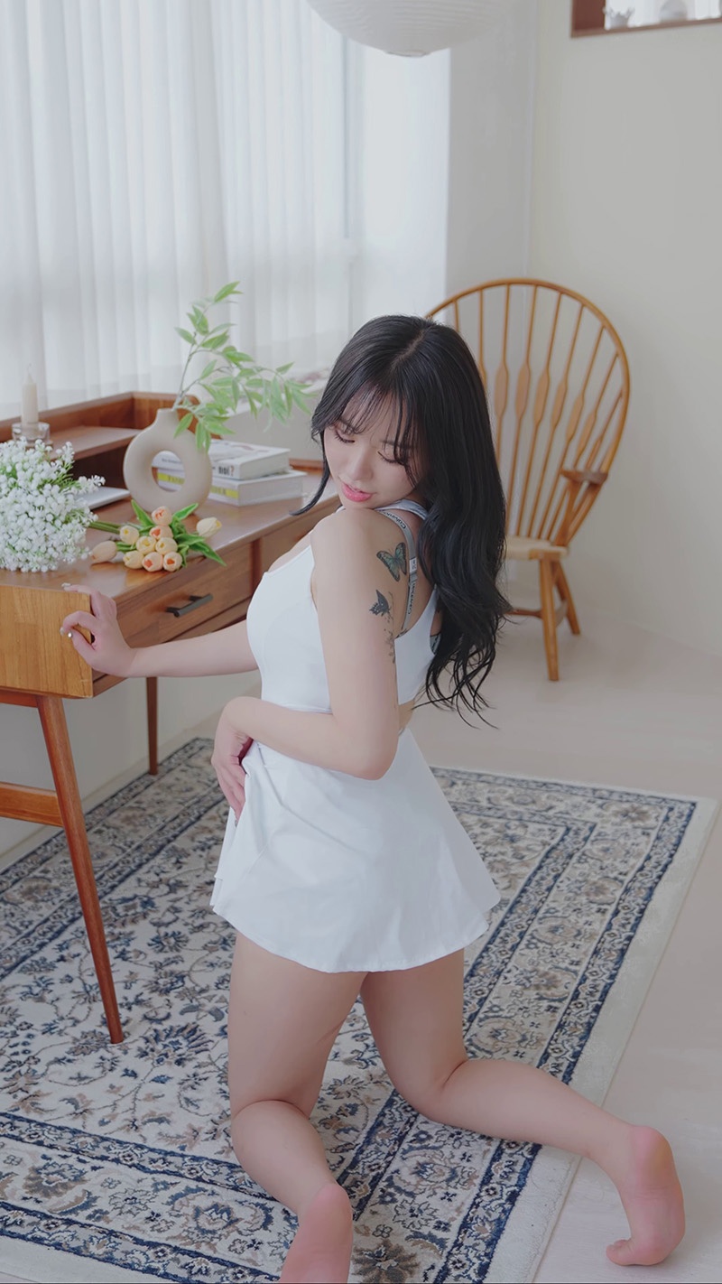 lookbook竖版拍摄白色裙装可爱内衣换装预览图 3