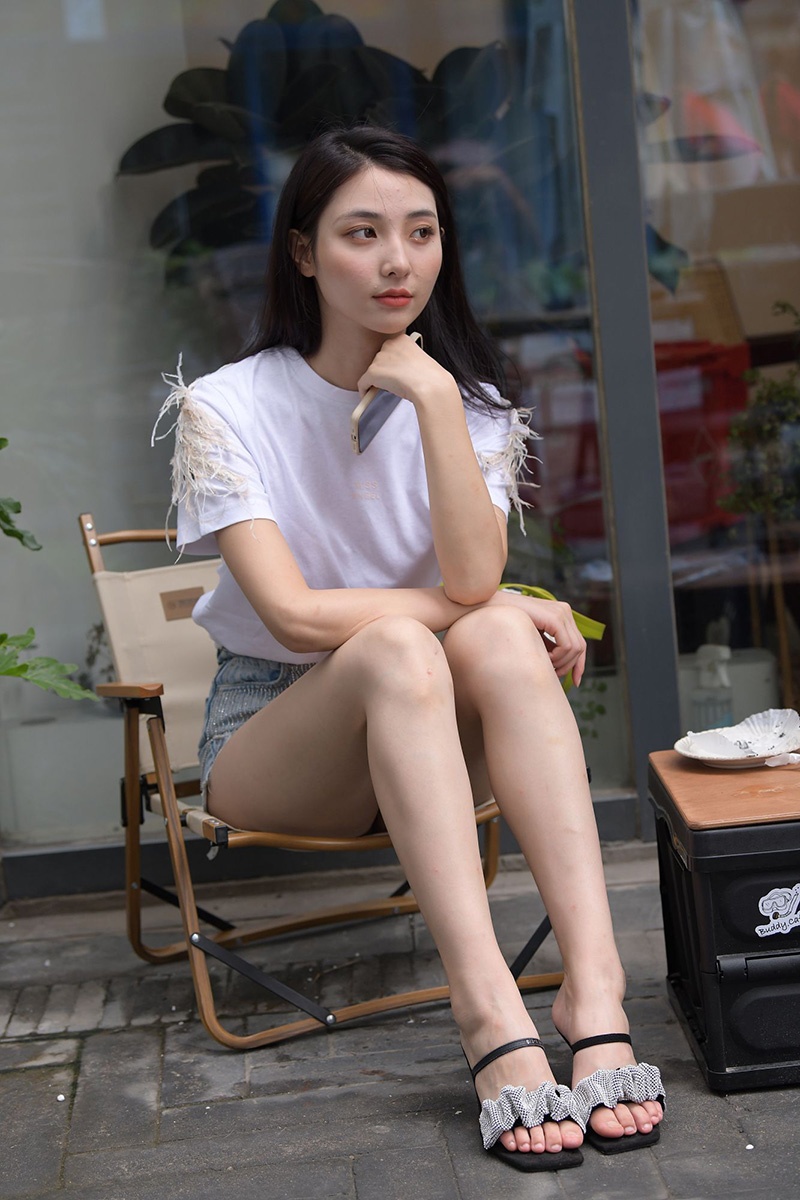 776.蓝色牛仔热裤美女图片视频预览图 2