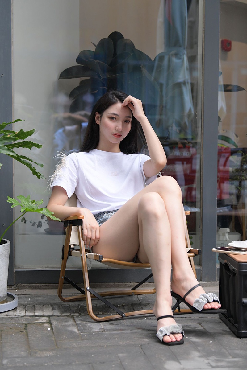 776.蓝色牛仔热裤美女图片视频预览图 3