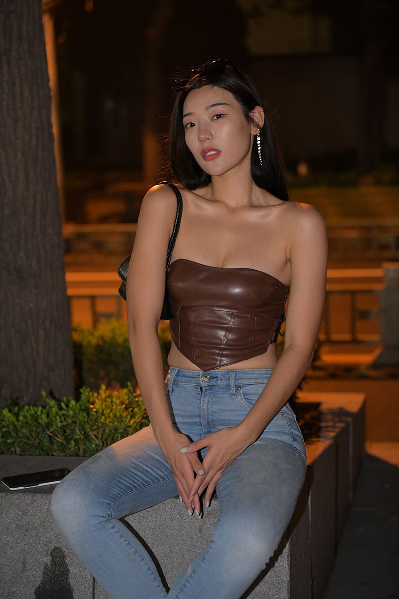 778.夜拍蓝色牛仔裤美女图片视频