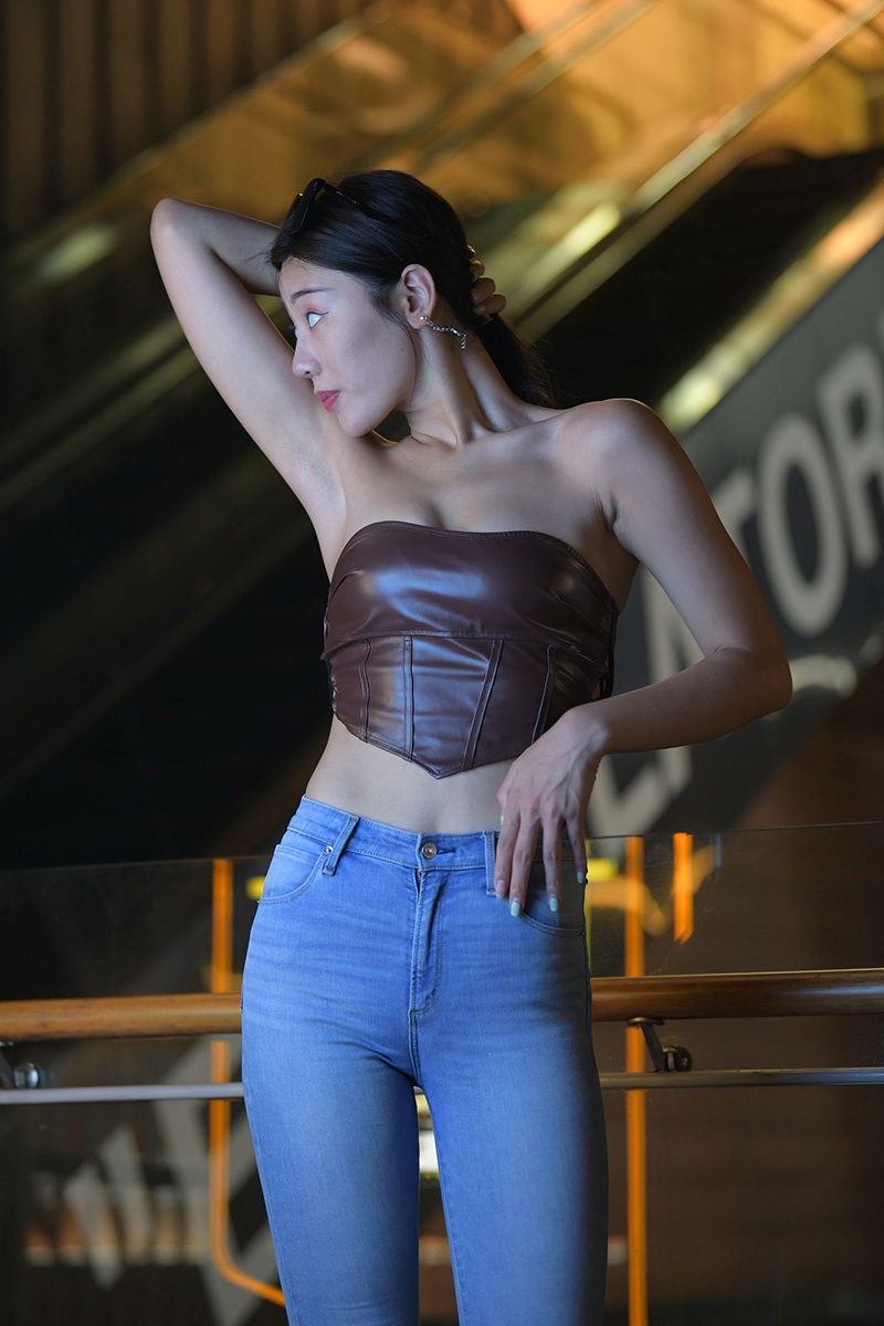 778.夜拍蓝色牛仔裤美女图片视频预览图 3