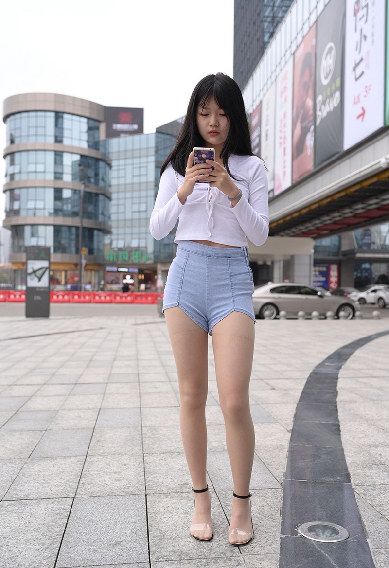 F177.热裤的小默默图片视频