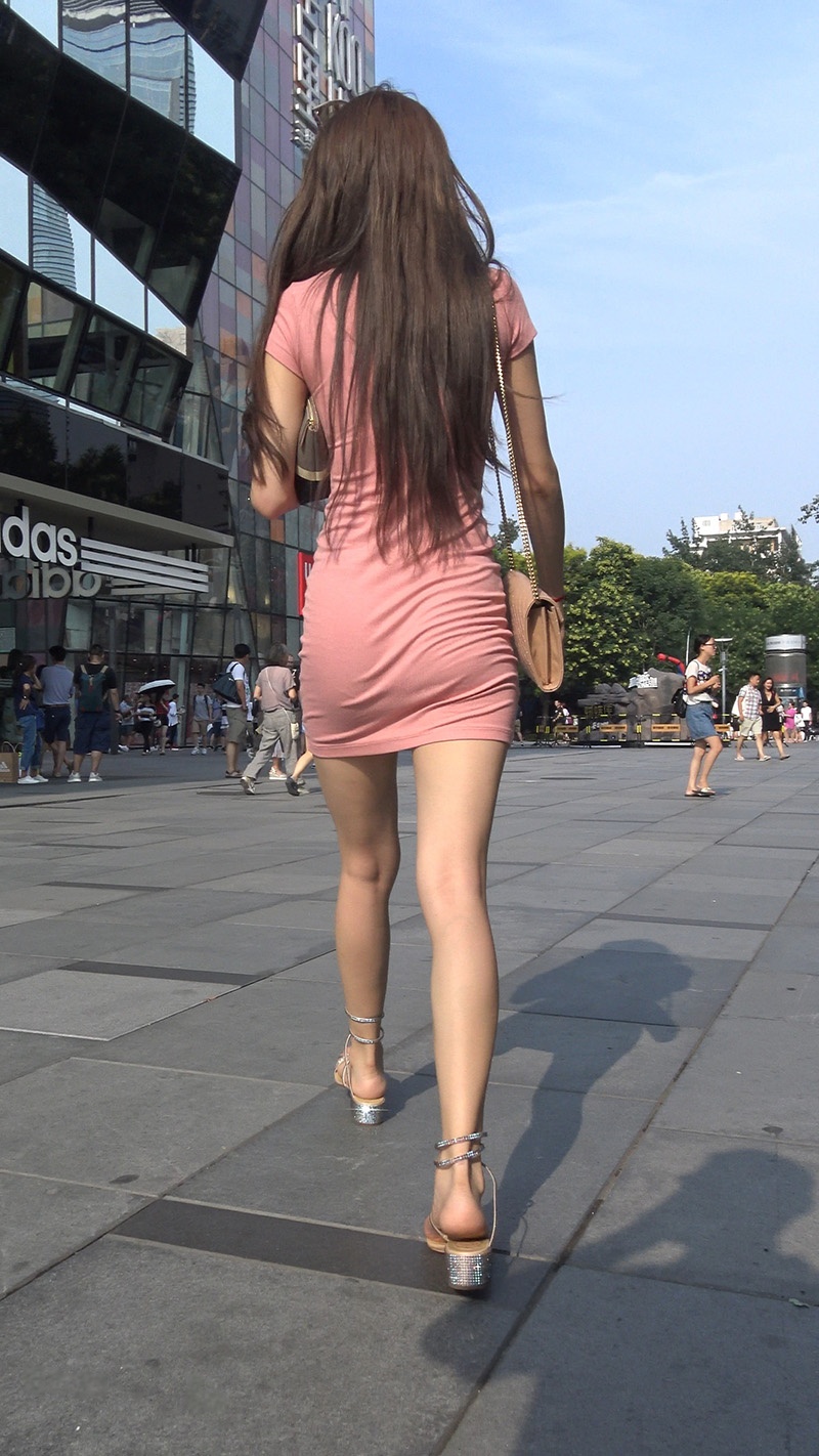 粉色连体紧身包臀裙美女预览图 3
