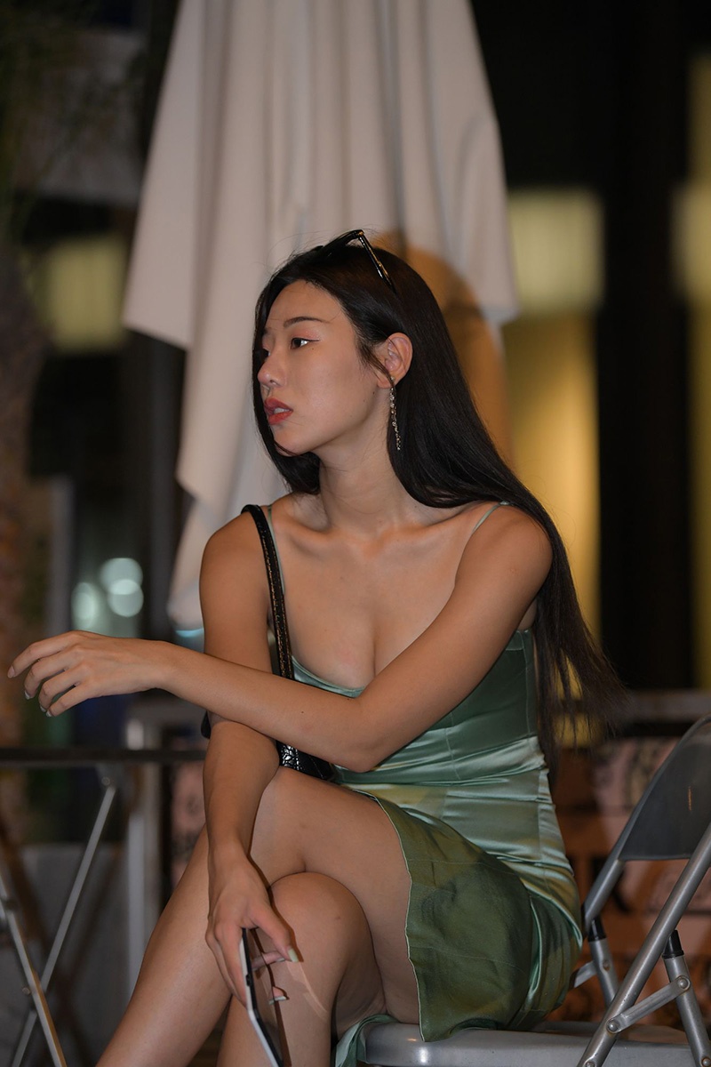764.夜拍绿色长裙美女图片视频预览图 3