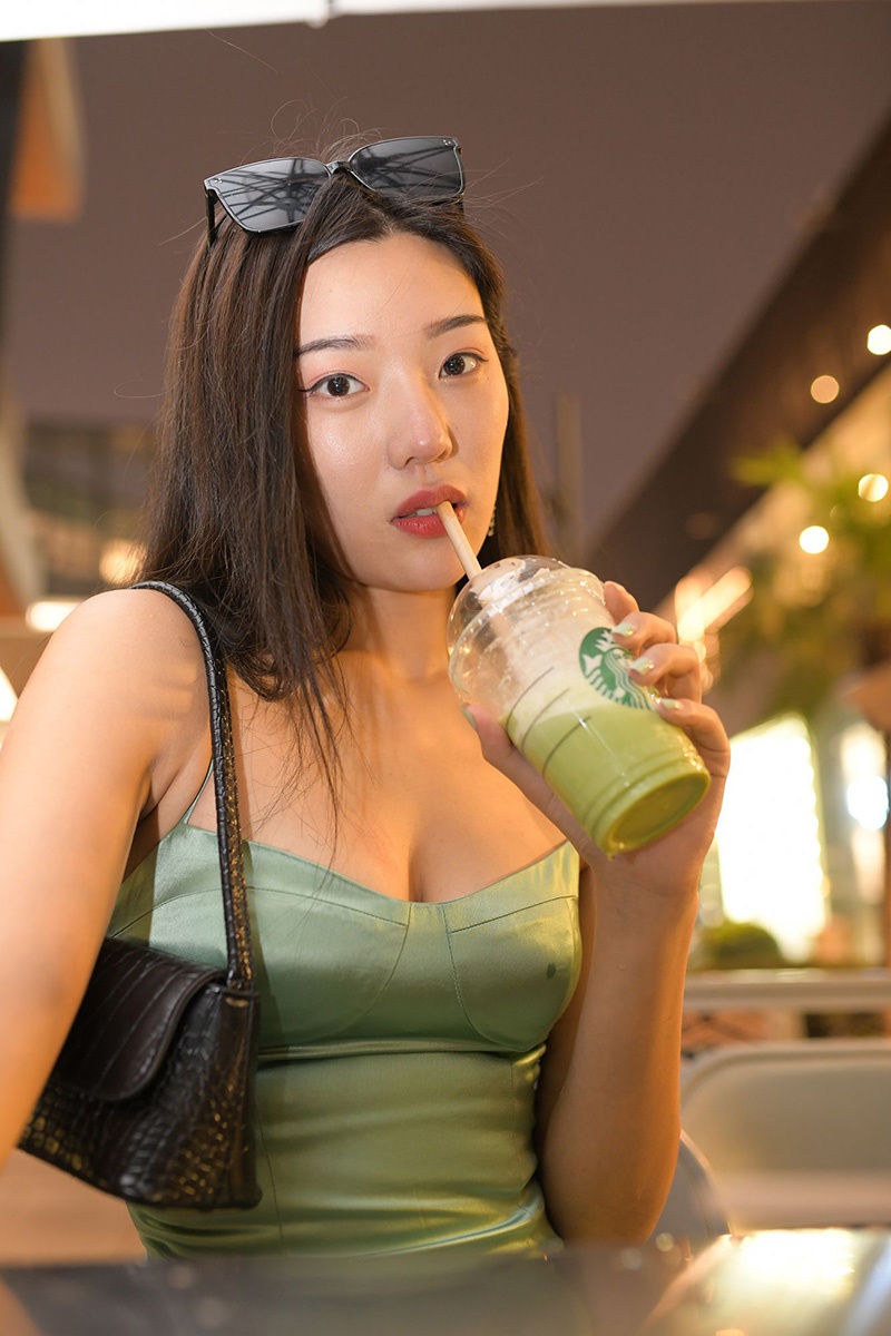 764.夜拍绿色长裙美女图片视频预览图 4