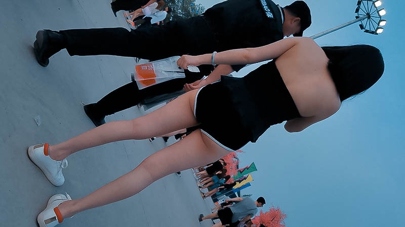 墨镜黑色紧身热裤翘臀靓妹预览图 2