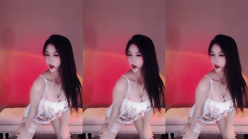 斗鱼主播Chance喵热裤扇子舞预览图 3