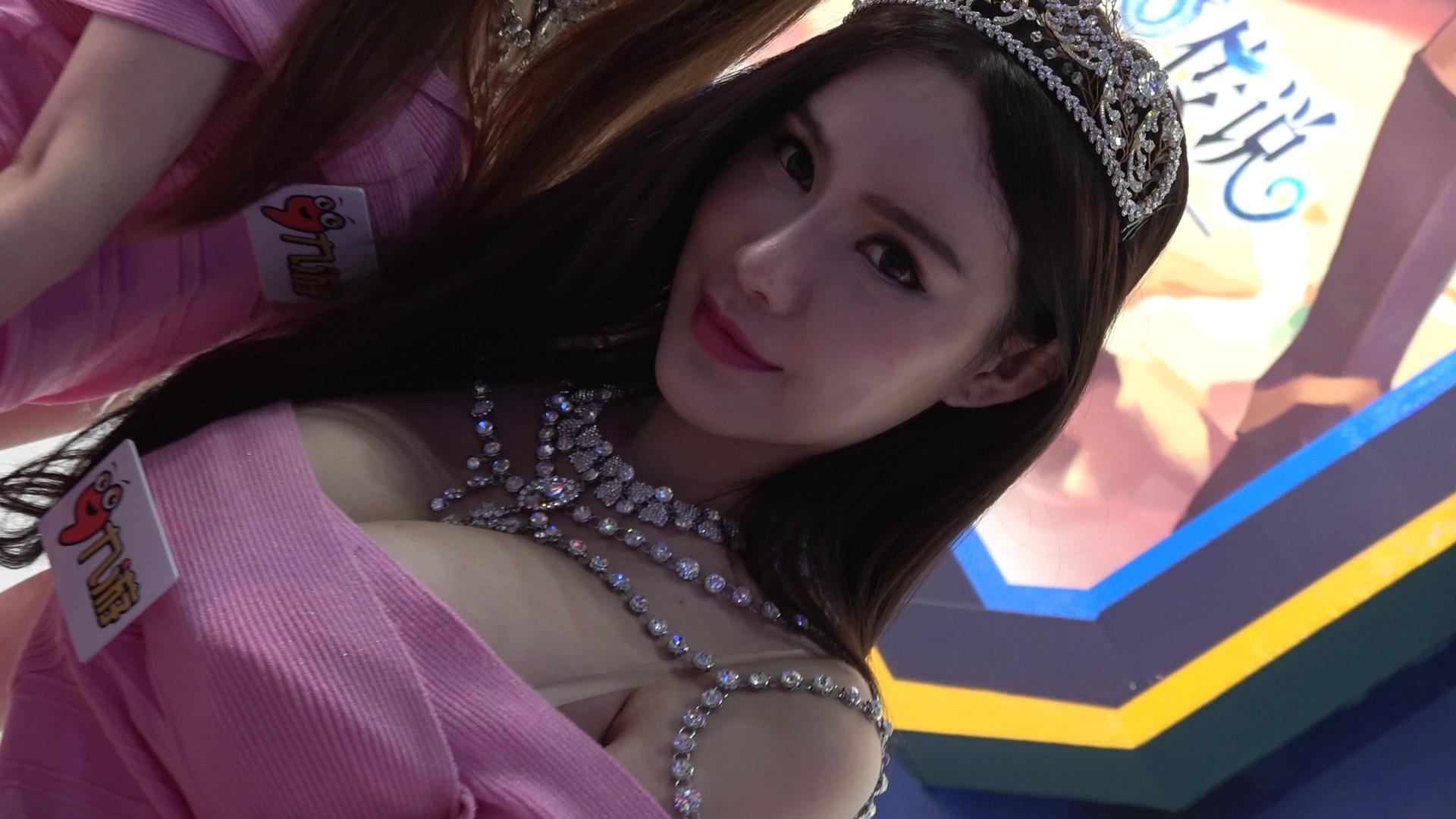 游戏展showgirls粉色低胸连衣裙
