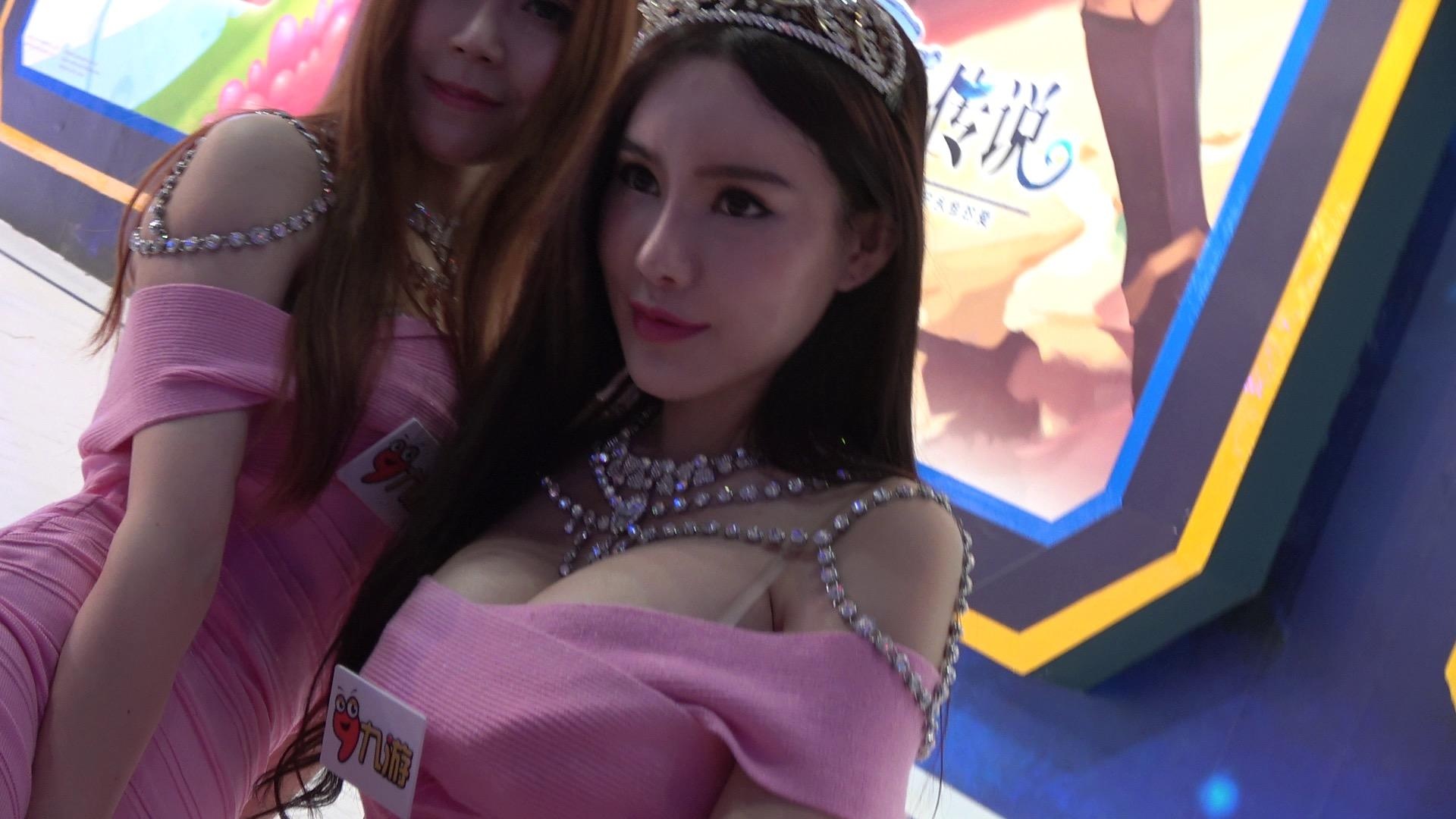 游戏展showgirls粉色低胸连衣裙预览图 2