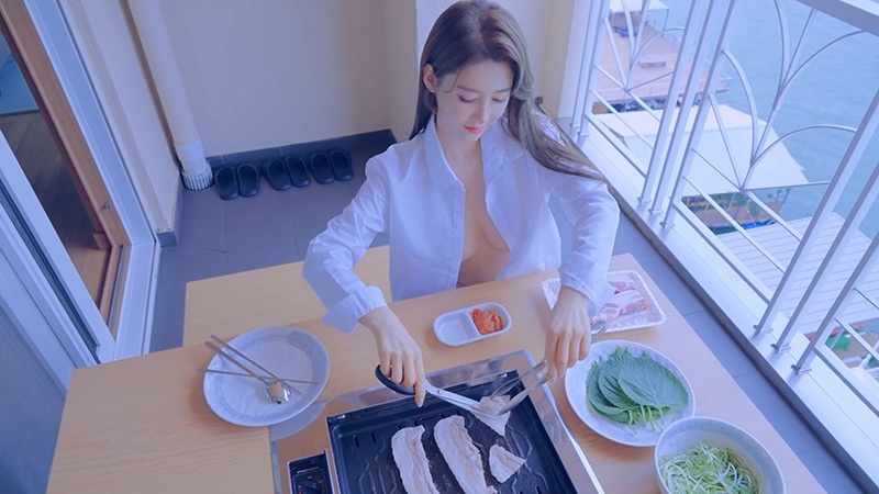 韩国美女为你烤肉预览图 2