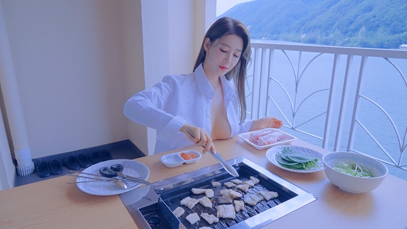 韩国美女为你烤肉预览图 3