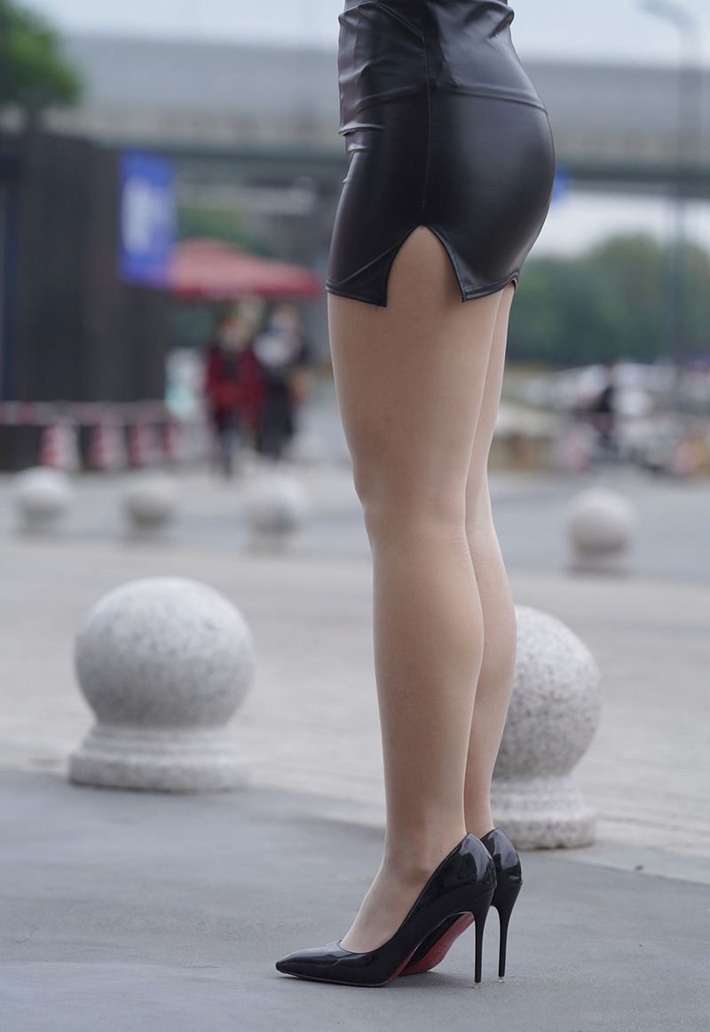 F197.[牛男街拍]紧俏的制服皮裙女孩图片视频预览图 4