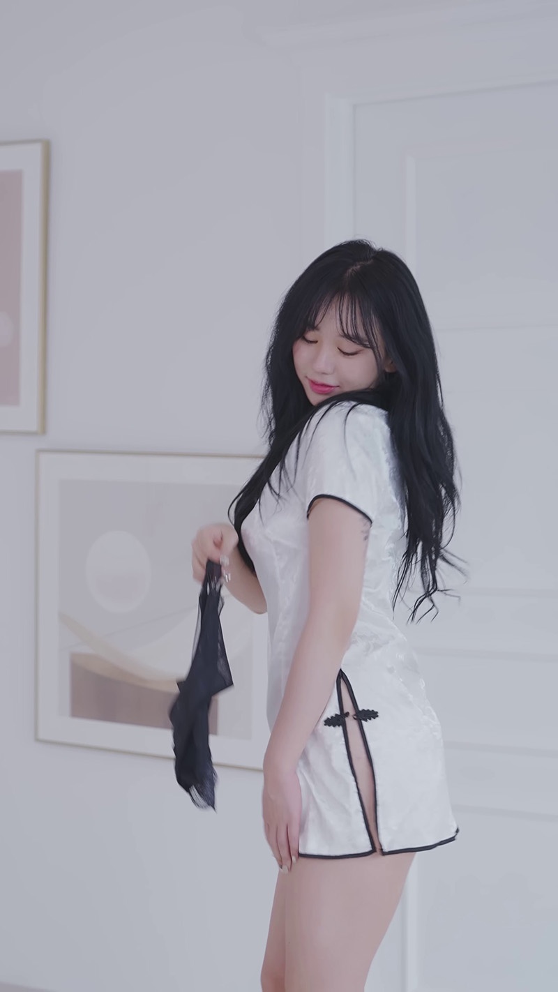 lookbook竖版拍摄Judy白色旗袍内衣拍摄现场预览图 3