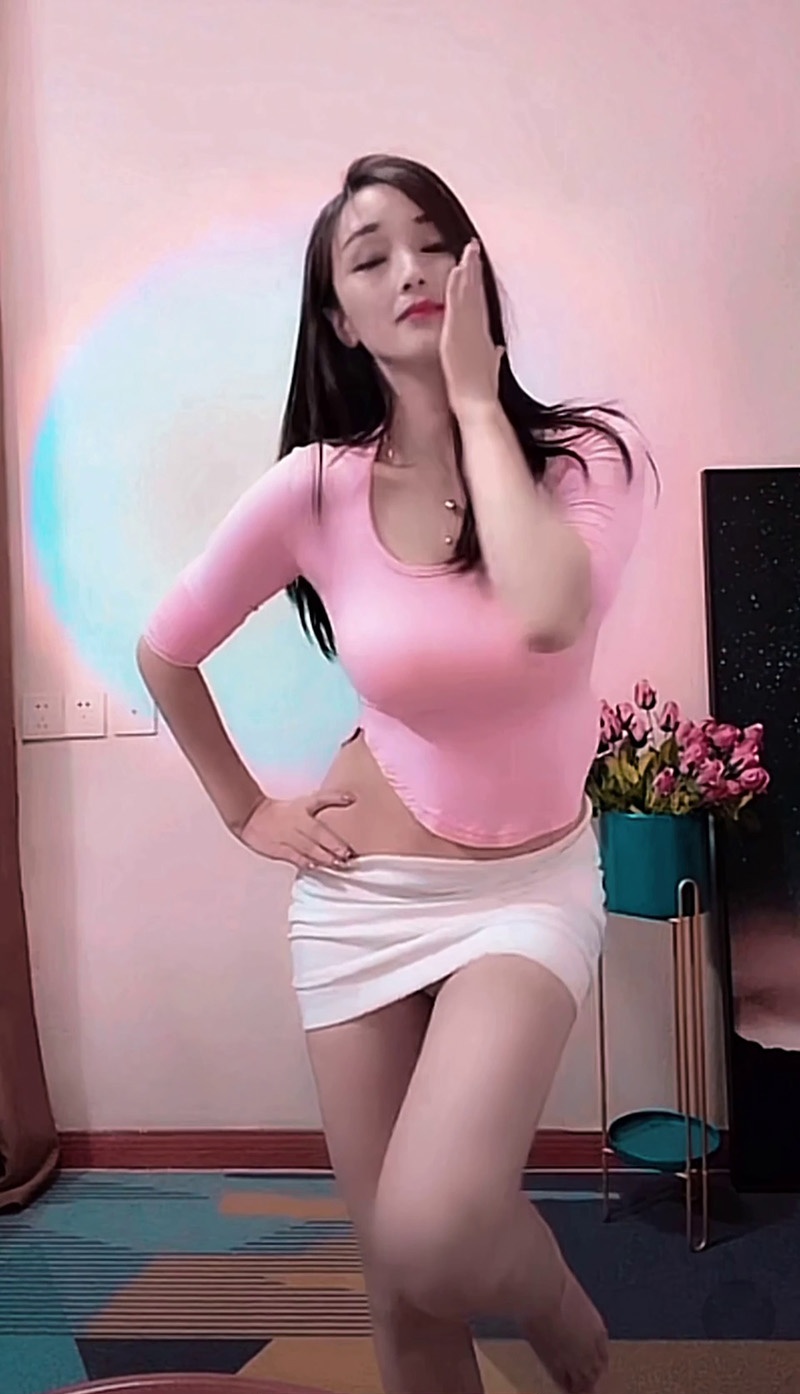 身材超级棒的少妇女主播扭臀热舞预览图 2