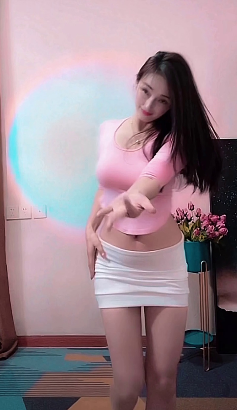 身材超级棒的少妇女主播扭臀热舞预览图 4