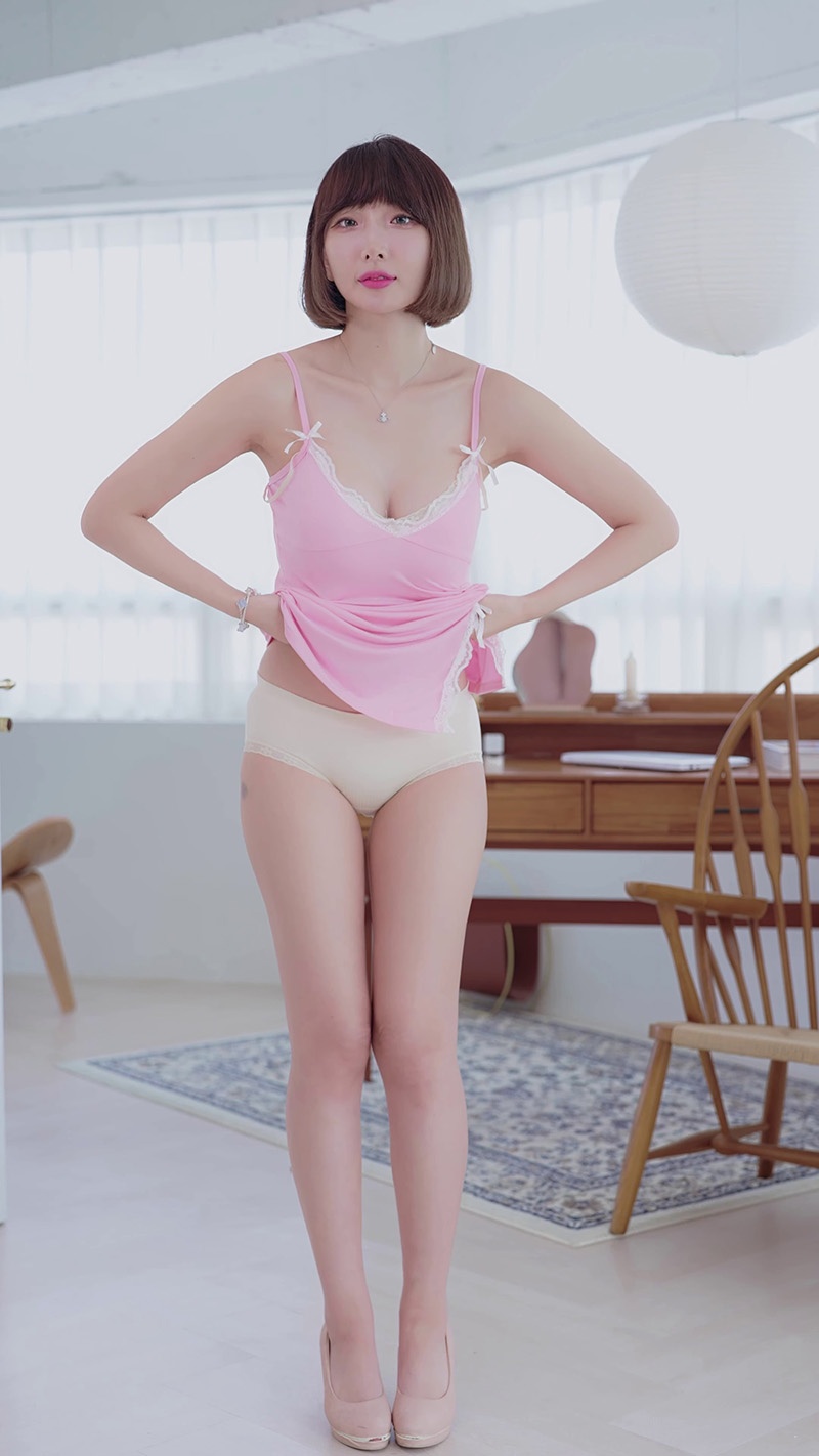 lookbook竖版拍摄女神般的粉色紧身长裙预览图 3
