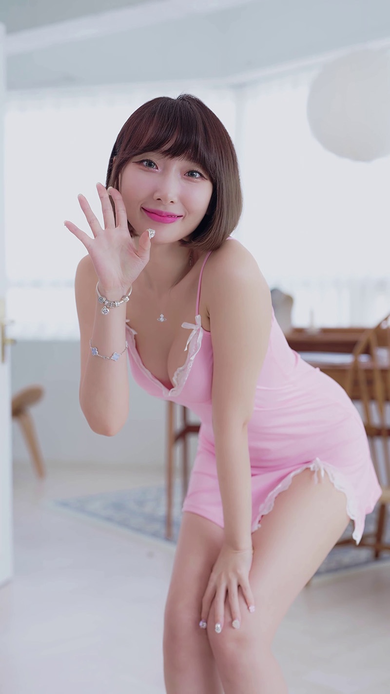 lookbook竖版拍摄女神般的粉色紧身长裙预览图 4