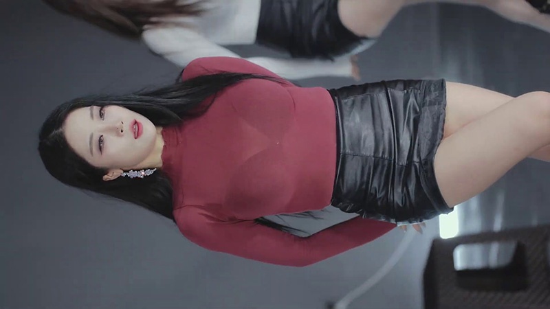 韩国女团Girl Crush波美(BoMi)-Rollin红色微透视黑色皮裙热舞预览图 3