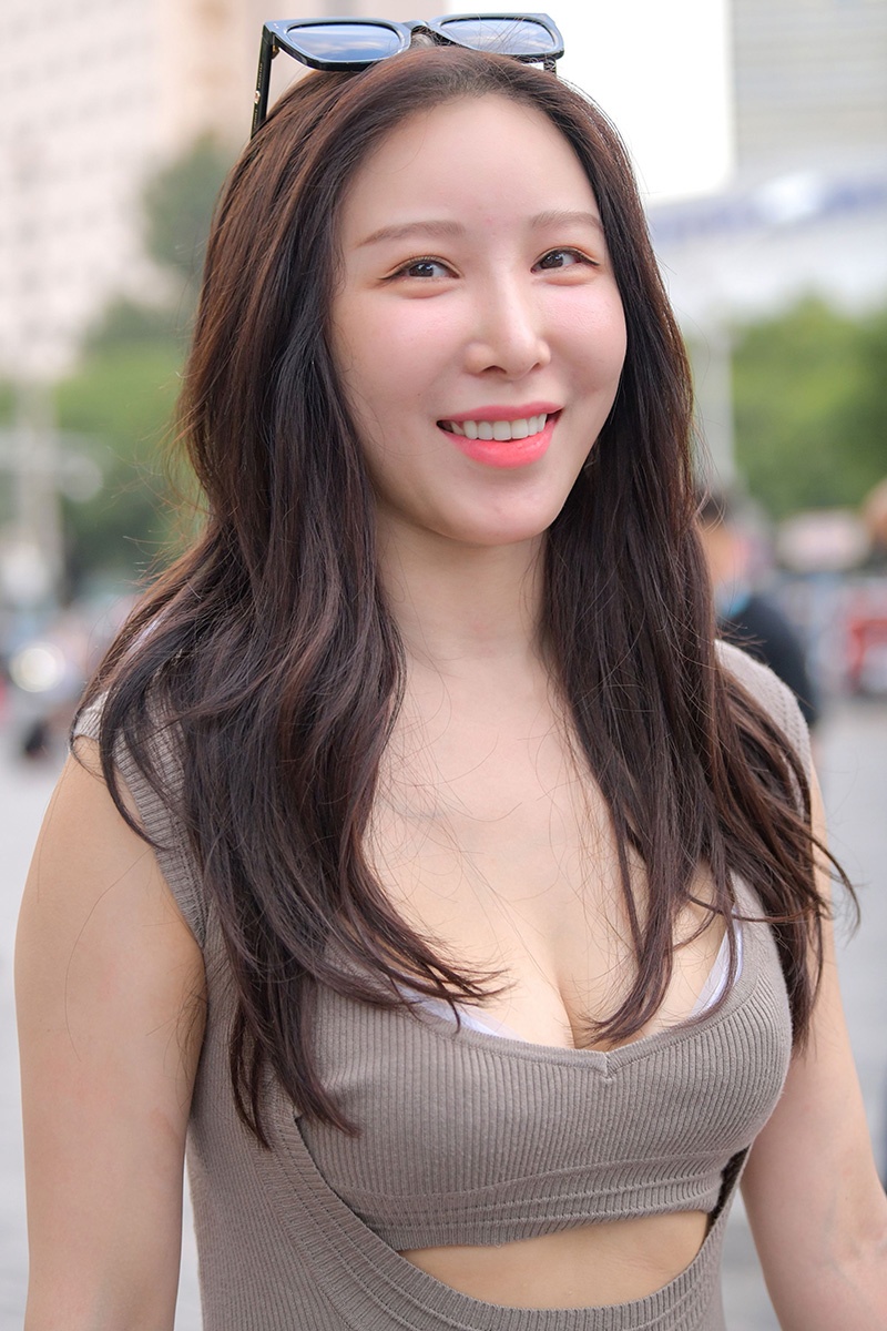 V18.拎包气质美女图片视频预览图 3