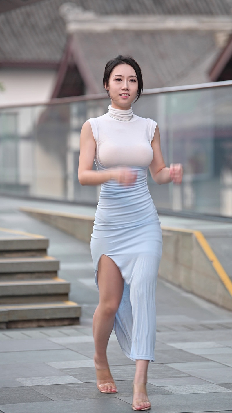 蓝色长裙小姐姐